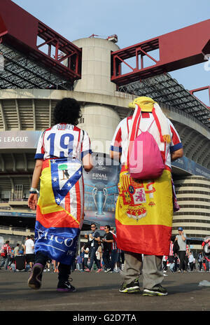 Milan, Italie. 28 mai, 2016. Les partisans de l'Atletico en route pour le stade avant la finale de la Ligue des Champions entre le Real Madrid et l'Atlético Madrid au Stadio Giuseppe Meazza de Milan, Italie, 28 mai 2016. Photo : Christian Charisius/dpa/Alamy Live News Banque D'Images