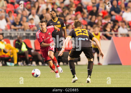 27 mai 2016 : Ottawa Fury FC Carl Haworth (17) s'exécute avec le ballon, tandis que Fort Lauderdale Strikers Manny Gonzalez (23) défend au cours de la NASL match entre Fort Lauderdale Strikers et Ottawa Fury FC à la TD Place Stadium à Ottawa, ON, Canada Daniel Lea/CSM Banque D'Images