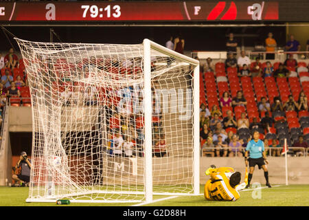 27 mai 2016 : Ottawa Fury FC avant Carl Haworth (17) scores sur Fort Lauderdale Strikers gardien Diego Restrepo (12), une pénalité de l'endroit à la 80e minute du match NASL entre Fort Lauderdale Strikers et Ottawa Fury FC à la TD Place Stadium à Ottawa, ON, Canada Daniel Lea/CSM Banque D'Images