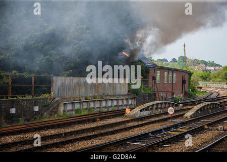 Salisbury, Royaume-Uni. 28 mai, 2016. L'incendie le long de la voie ferrée à la gare de Salisbury, qui a retardé l'Scotsmans vol départ Crédit : David Betteridge/Alamy Live News Banque D'Images