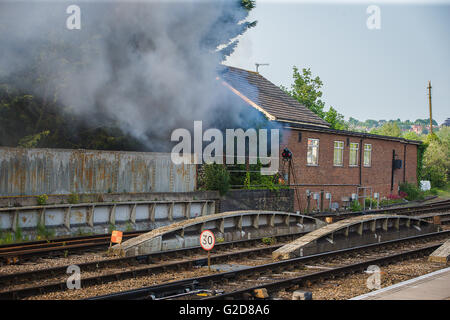 Salisbury, Royaume-Uni. 28 mai, 2016. L'incendie le long de la voie ferrée à la gare de Salisbury, qui a retardé l'Scotsmans vol départ Crédit : David Betteridge/Alamy Live News Banque D'Images