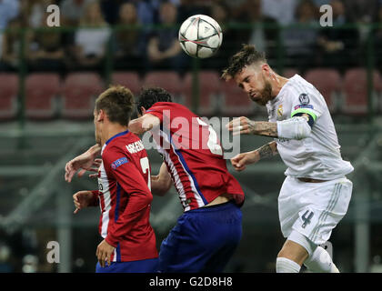 Milan, Italie. 28 mai, 2016. Antoine Griezmann Atlético (L-R), Diego Godin rivalise pour la balle avec du vrai's Sergio Ramos lors de la finale de la Ligue des Champions entre le Real Madrid et l'Atlético Madrid au Stadio Giuseppe Meazza de Milan, Italie, 28 mai 2016. Photo : Christian Charisius/dpa/Alamy Live News Banque D'Images