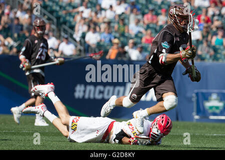 Philadelphie, Pennsylvanie, USA. 28 mai, 2016. Ours brun defender) Ntshaykolo (24) est déclenché par le Maryland Terrapins terrain Bryan Cole (45) au cours de la demi-finale de la Division I de la NCAA match de crosse entre les ours bruns et les Maryland Terrapins au Lincoln Financial Field à Philadelphie, Pennsylvanie. Christopher Szagola/CSM/Alamy Live News Banque D'Images