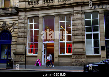 Glasgow, Royaume-Uni. 28 mai, 2016. Le célèbre styliste britannique Paul Smith a ouvert son premier magasin écossais, un pop-up concept magasin,whuch est ouvert pour une durée de six mois. Son sentiment spécial pour la ville a été récemment mis en lumière dans son 'Bonjour, mon nom est Paul Smith' exposition qui a couru dans 'Le Phare' de centre de conception plus tôt cette année. Credit : Gérard ferry/Alamy Live News Banque D'Images