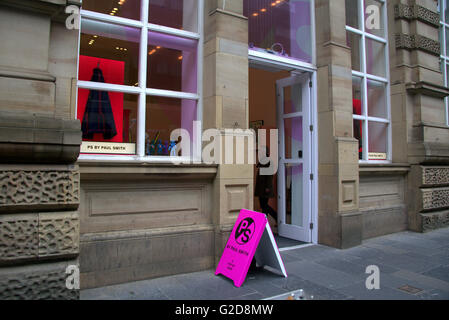 Glasgow, Royaume-Uni. 28 mai, 2016. Le célèbre styliste britannique Paul Smith a ouvert son premier magasin écossais, un pop-up concept magasin,whuch est ouvert pour une durée de six mois. Son sentiment spécial pour la ville a été récemment mis en lumière dans son 'Bonjour, mon nom est Paul Smith' exposition qui a couru dans 'Le Phare' de centre de conception plus tôt cette année. Credit : Gérard ferry/Alamy Live News Banque D'Images