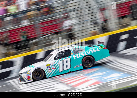 Concord, NC, USA. 28 mai, 2016. Concord, NC - 28 mai 2016 : Denny Hamlin (18) remporte le l'Hisense 300 sur le Charlotte Motor Speedway à Concord, NC. © csm/Alamy Live News Banque D'Images