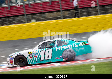 Concord, NC, USA. 28 mai, 2016. Concord, NC - 28 mai 2016 : Denny Hamlin (18) remporte le l'Hisense 300 sur le Charlotte Motor Speedway à Concord, NC. © csm/Alamy Live News Banque D'Images