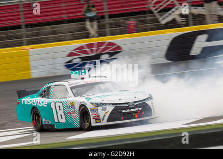 Concord, NC, USA. 28 mai, 2016. Concord, NC - 28 mai 2016 : Denny Hamlin (18) remporte le l'Hisense 300 sur le Charlotte Motor Speedway à Concord, NC. © csm/Alamy Live News Banque D'Images