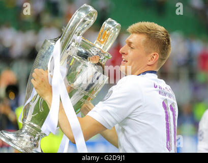 Milan, Italie. 28 mai, 2016. Toni Kroos, Real Madrid Ligue des Champions 8 Pokal, Trophaee Pott, cérémonie , REAL MADRID - Atletico Madrid 5-4 a. P. Fussball Ligue des Champions, finale, Milano, Italie, Mai 28th, 2016 CL Saison 2015-2016 Crédit : Peter Schatz/Alamy Live News Banque D'Images