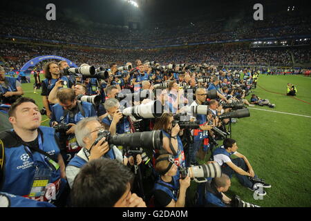 Milan, Italie. 28 mai, 2016. Photographe s'affichent pendant la finale de la Ligue des Champions entre le Real Madrid et l'Atlético Madrid au Stadio Giuseppe Meazza de Milan, Italie, 28 mai 2016. Photo : Christian Charisius/dpa/Alamy Live News Banque D'Images