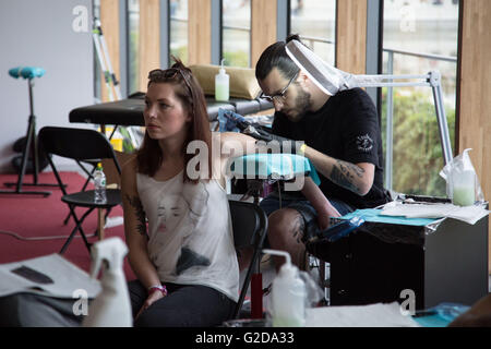 Les tatoueurs travaillent sur les festivaliers au Museu del Disseny, Barcelone, le 28 mai 2016. Le 3ème et dernier jour du festival OFFF (Feed the future) à Barcelone. Ce festival de design en est maintenant à sa 16e année. Sur la photo : il y a un salon de tatouage sur place. Crédit : Rob Watkins/Alamy Live News Team Banque D'Images