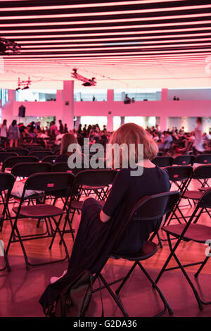 Rangées de sièges vides dans une pause entre les présentations au Museu del Disseny, Barcelone, 28 mai 2016. Le 3ème et dernier jour du festival OFFF (Feed the future) à Barcelone. Ce festival de design en est maintenant à sa 16e année. Sur la photo : la foule dans l'auditorium principal Roots Room. Aardman Studios. Crédit : Rob Watkins/Alamy Live News Team Banque D'Images