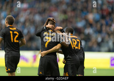 Vancouver, Canada. 28 mai, 2016. Le milieu de terrain Dynamo de Houston DaMarcus Beasley (7) célèbre avec ses coéquipiers sur le premier but des jeux. Whitecaps de Vancouver vs Houston Dynamo, BC Place Stadium. Credit : Gerry Rousseau/Alamy Live News Banque D'Images