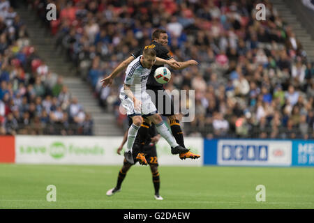 Vancouver, Canada. 28 mai, 2016. Whitecaps de Vancouver defender Jordanie Harvey (2) et Houston Dynamo avant Andrew Wenger (11) saut de la balle. Whitecaps de Vancouver vs Houston Dynamo, BC Place Stadium. Score final 1-1. Credit : Gerry Rousseau/Alamy Live News Banque D'Images