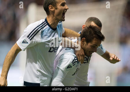 Vancouver, Canada. 28 mai, 2016. Coéquipiers célébrer avant Vancouver Whitecaps Octavio Rivero (29) but du jeu. (29)Whitecaps de Vancouver vs Houston Dynamo, BC Place Stadium. Score final 1-1. Credit : Gerry Rousseau/Alamy Live News Banque D'Images