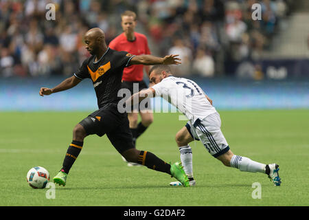 Vancouver, Canada. 28 mai, 2016. Le milieu de terrain Dynamo de Houston Collen Warner (26) avec la balle est poursuivi par le milieu de Russell Teibert Whitecaps de Vancouver (31). Whitecaps de Vancouver vs Houston Dynamo, BC Place Stadium. Score final 1-1. Credit : Gerry Rousseau/Alamy Live News Banque D'Images