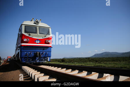 (160529) -- HALMUD SULTAN (Kenya), le 29 mai 2016 (Xinhua) -- Une locomotive est vu sur un site de construction du chemin de fer à écartement standard (SGR) Projet, près de Sultan Halmud, Kenya, le 28 mai 2016. Le Président kenyan Uhuru Kenyatta a déclaré samedi la Chine de réseau ferroviaire à grande vitesse qui relie la ville côtière de Mombasa à Nairobi sera terminé d'avance sur le calendrier. (Xinhua/Pan François Picard) Banque D'Images