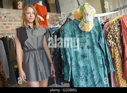 Cologne, Allemagne. 13 mai, 2016. Zéro déchets Verena activiste Nicole posant au magasin de vêtements 'prêter' Kleiderei à Cologne, Allemagne, 13 mai 2016. PHOTO : HENNING KAISER/dpa/Alamy Live News Banque D'Images