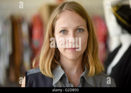 Cologne, Allemagne. 13 mai, 2016. Zéro déchets Verena activiste Nicole posant au magasin de vêtements 'prêter' Kleiderei à Cologne, Allemagne, 13 mai 2016. PHOTO : HENNING KAISER/dpa/Alamy Live News Banque D'Images