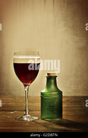 Vin rouge verre bouteille de poison Banque D'Images