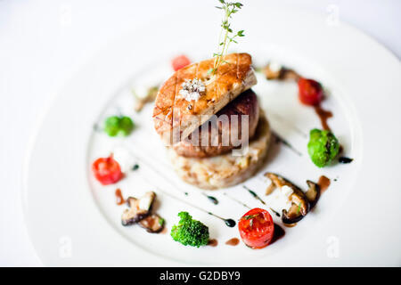 Filet de boeuf avec foie gras de canard poêlé et légumes grillés Banque D'Images