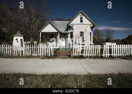 Maison délabrée avec Picket Fence et envahi par la pelouse, Grafton, Illinois, États-Unis Banque D'Images