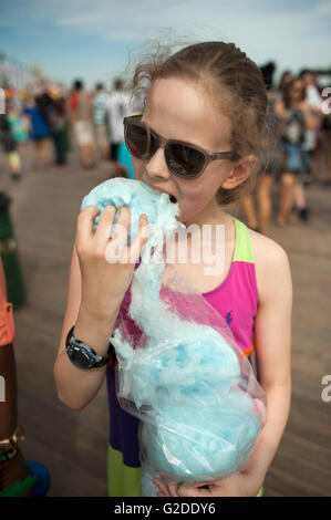 Girl Eating Cotton Candy Banque D'Images