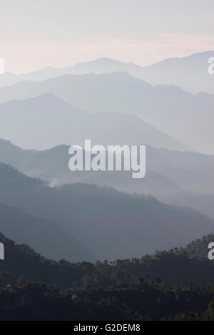 Couches de montagnes brumeuses du nord de l'Inde Banque D'Images