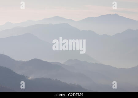 Couches de montagnes brumeuses du nord de l'Inde II Banque D'Images