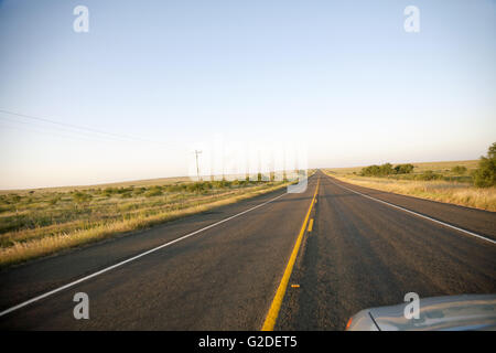 Capot de voiture le long d'une route de campagne, Texas, États-Unis Banque D'Images