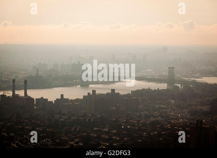 Manhattan Bridge et sur les toits de jour brumeux, New York City, USA Banque D'Images