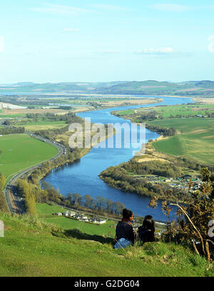 Deux filles regarder le fleuve et sur le A90 route de Kinnoull Hill de Dundee, Perth, Ecosse Banque D'Images