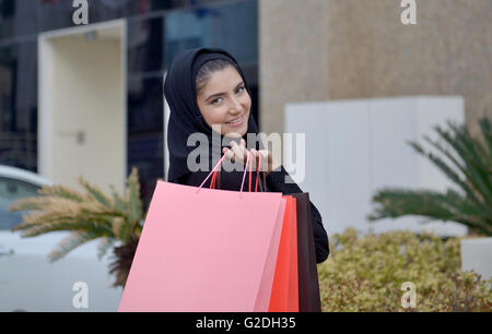 Emarati femme arabe venant de shopping à Dubaï, Émirats arabes unis. Banque D'Images