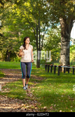 Woman doing exercise running in park Banque D'Images