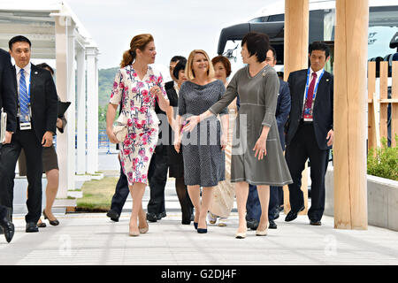 Gregoire-Trudeau Sophie, épouse du Premier ministre du Canada, Justin Trudeau, gauche, promenades avec Malgorzata Tusk, épouse du Président du Conseil européen, Donald Tusk, centre, et Akie Abe, épouse de Premier ministre japonais Shinzo Abe lors d'une visite à l'écart du sommet du G7 27 mai 2016 dans la région de Shima, préfecture de Mie, au Japon.