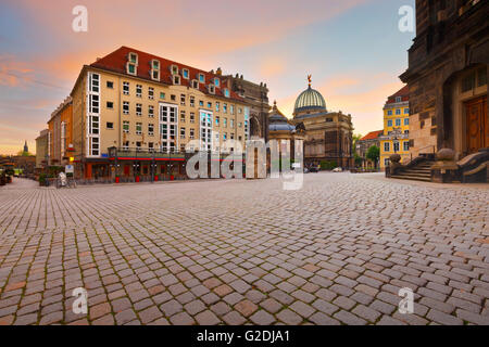 Place Neumarkt dans la vieille ville de Dresde, en Allemagne. Banque D'Images