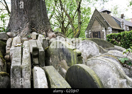 Pierres tombales paniers autour de l'arbre rustique dans le vieux cimetière de St Pancras, St Pancras, London, England, UK Banque D'Images