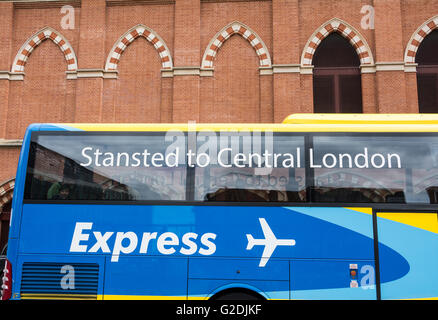 Stansted Express coach en dehors de St Pancras, London, England, UK Banque D'Images