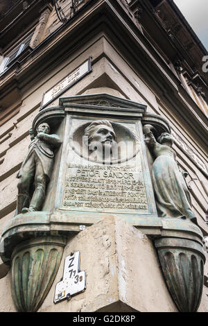 Petofi Sandor, vue sur un monument au poète Petofi Sandor au-dessus d'une maison à l'angle de Szep Utca et Kossuth Lajos Utca, région de Belvaros à Budapest. Banque D'Images