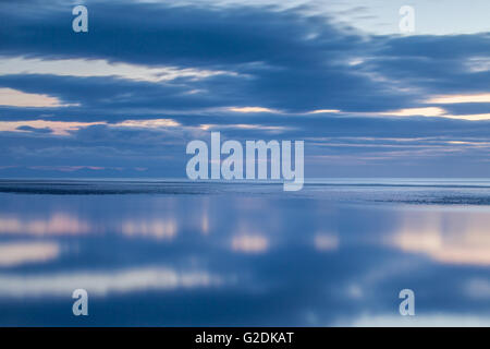 Faites une pause au-dessus de la plage du comté de Laytown Meath Ireland, en regardant de nouveau le lever du soleil vers les montagnes Mourne Banque D'Images