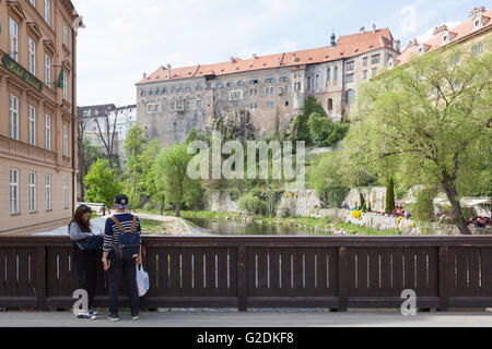 Le château de Český Krumlov - site du patrimoine mondial de l'UNESCO sur la rivière Vltava en République tchèque, en Europe Banque D'Images