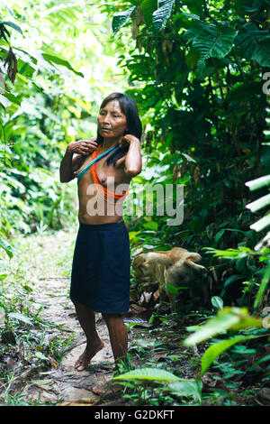 Matses femme labourant en Matses réserver. Amazon, Pérou Banque D'Images