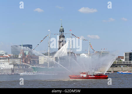 Navire de feu menant la parade, jetées, port d'anniversaire, Hambourg, Allemagne Banque D'Images