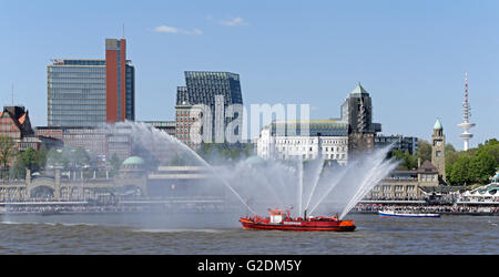 Navire de feu menant la parade, jetées, port d'anniversaire, Hambourg, Allemagne Banque D'Images