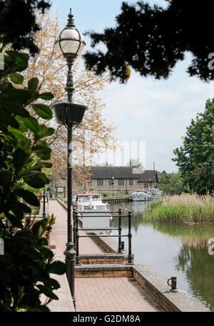 Vieux lampadaire vu avec bateaux amarrés dans le bourg de St Ives Cambridgeshire, au début de l'été. Banque D'Images