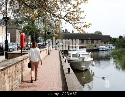 Walker tranquillement à quai zone d'un ancien bourg en Angleterre, avec des bateaux amarrés. Banque D'Images