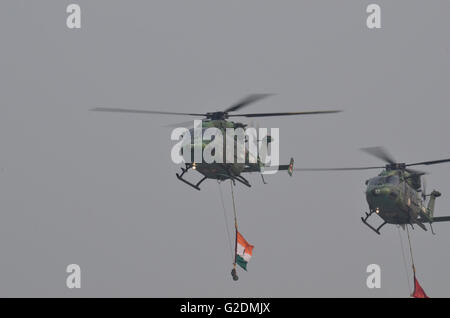 Dhruv - Advanced Light Helicopter, conçus et fabriqués par Hindustan Aeronautics Limited, battant passé sur Journée de l'armée, de l'Inde Banque D'Images