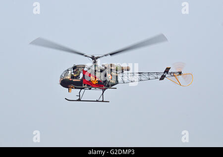 Cheetah - hélicoptères utilitaires légers de Corps d'aviation de l'armée indienne, battant pavillon de l'armée, passé avec l'armée indienne Jour, Kolkata, Inde Banque D'Images