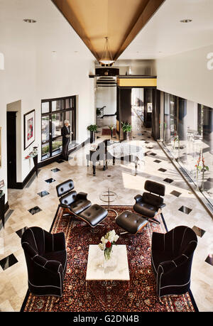 Un salon et un grand piano dans Grande maison avec Butler debout contre fenêtre, High Angle View Banque D'Images