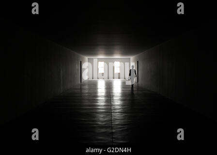 Silhouette de personne qui marche dans le corridor sombre Banque D'Images